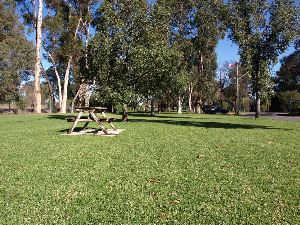 Cowra Holiday Park מראה חיצוני תמונה