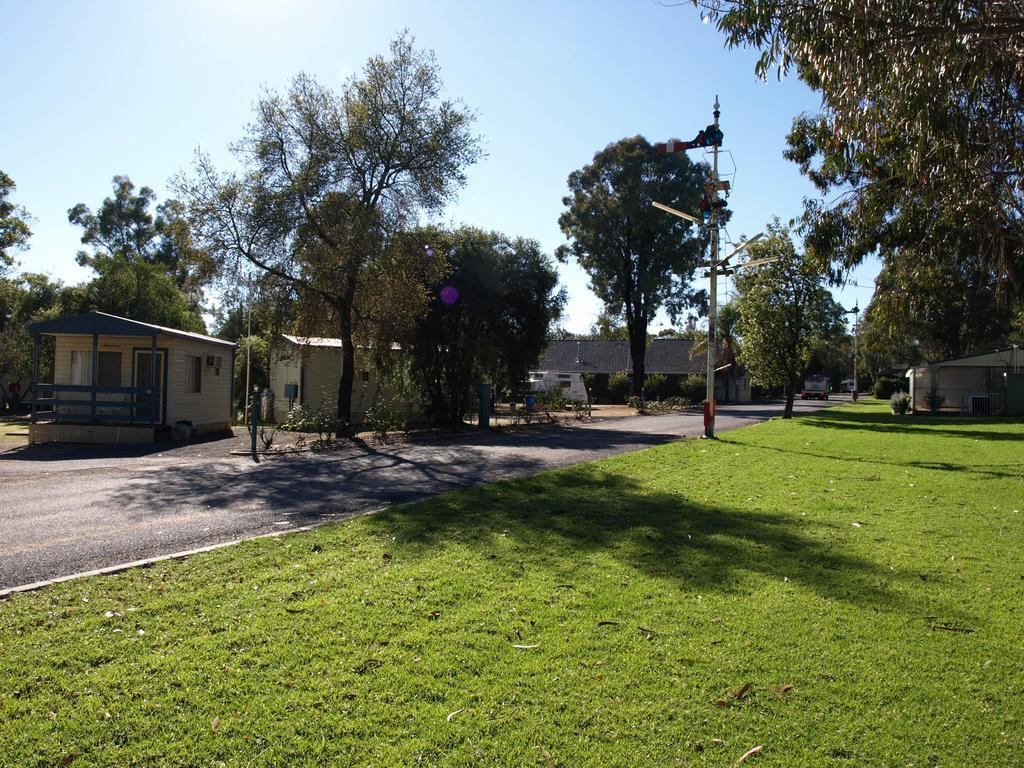 Cowra Holiday Park מראה חיצוני תמונה